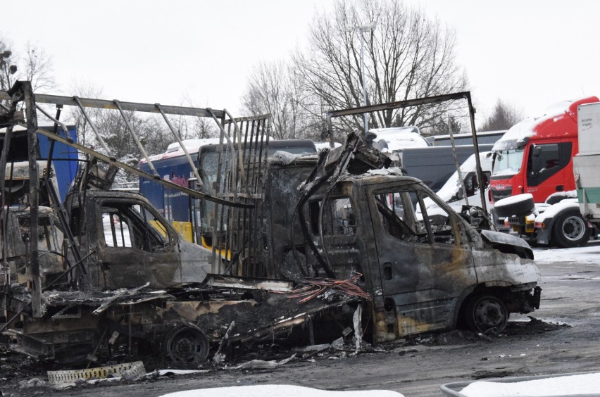 Duży pożar przy Żmigrodzkiej. Spłonęły dwa autobusy i siedem pojazdów dostawczych