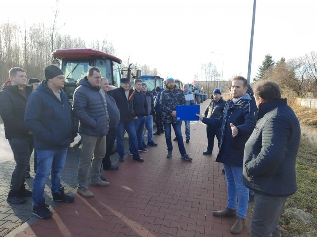 Ciągniki na ulicach Kozienic. Blokada dróg 48 i 79. Wielki protest rolników