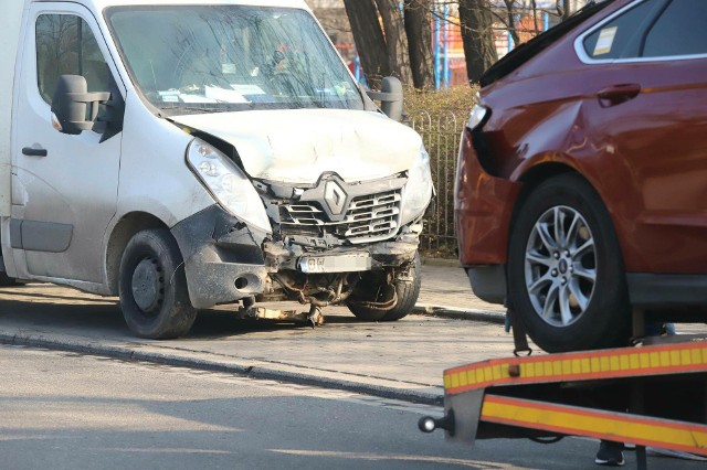 Kierowca dostawczaka wjechał w dwie osobówki. Są ranni.