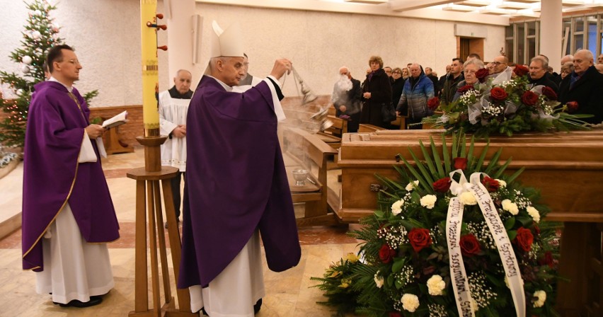 Rodzina i wiele znanych osób ze świata sportu uczestniczyło...