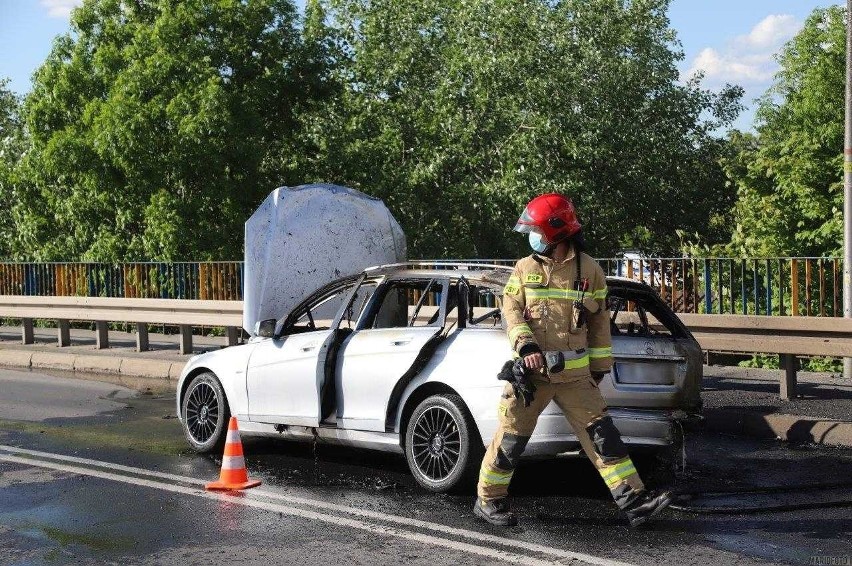 Pożar mercedesa w Opolu.