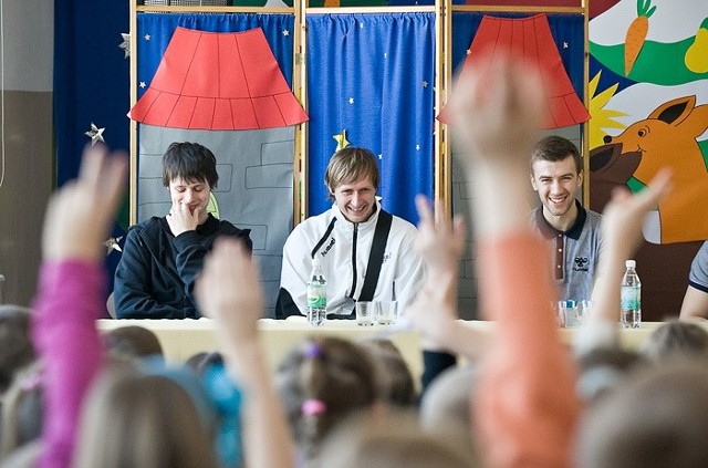 Zawodnicy Energi Czarnych z wizytą w szkole w Bierkowie.