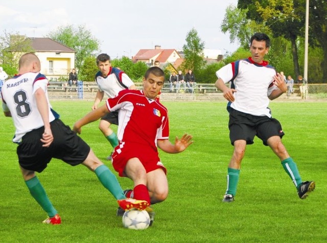 Piłkarze Tura Bielsk Podlaski (czerwone stroje) wiosną jeszcze nie znaleźli pogromców