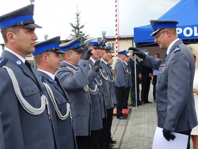 Podczas uroczystości młodszy inspektor Wojciech Brandt pełniący obowiązki  Komendanta Powiatowego Policji w Lipsku wręczył akty mianowania na wyższe stopnie służbowe.