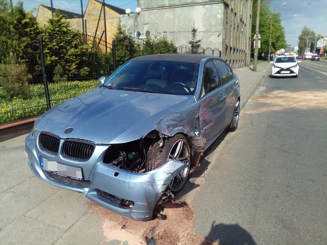 Wypadek na Przybyszewskiego w Łodzi. W zderzeniu samochodu osobowego z tramwajem poszkodowana została kobieta w zaawansowanej ciąży