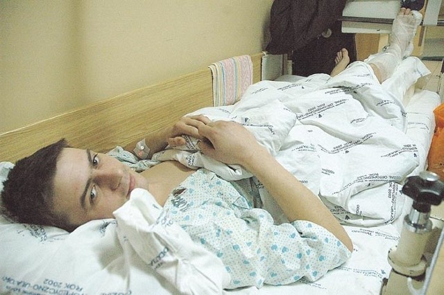 Tomek Walczak od wczoraj leży na ortopedii w zielonogórskim szpitalu. Ma miejsce na korytarzu, bo wszystkie łóżka w salach były zajęte.