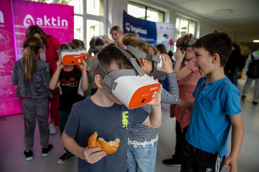 Wojewódzka inauguracja Dnia Nowych Technologii w Edukacji w Tykocinie. Były okulary VR, Photony i magiczne dywany 