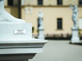 Pałac Branickich: Rzeźby w salonie ogrodowym zyskały tabliczki