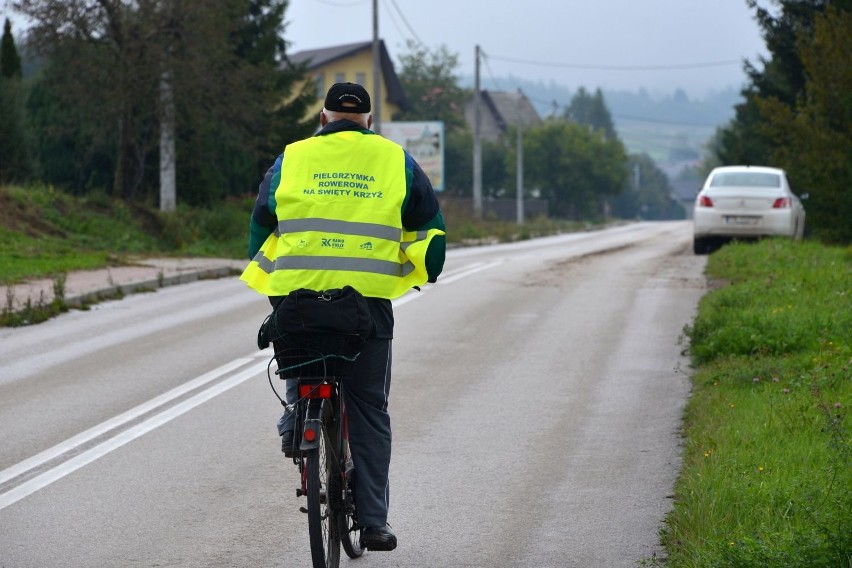 Trzy tysiące pielgrzymów z trzech diecezji dotarło na Święty Krzyż (WIDEO, zdjęcia)