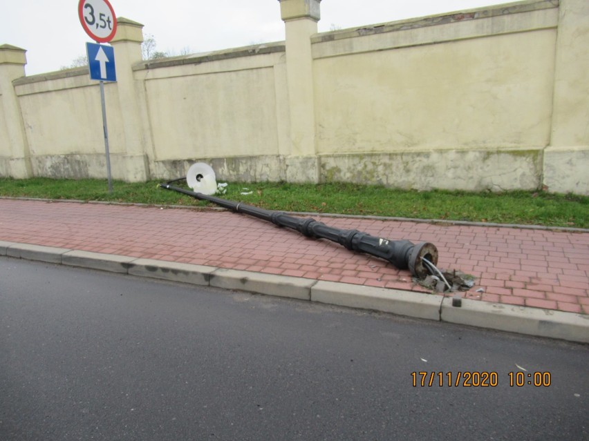 Kierowca w Tarnobrzegu uszkodził latarnię. Nagrała to kamera monitoringu (ZDJĘCIA)