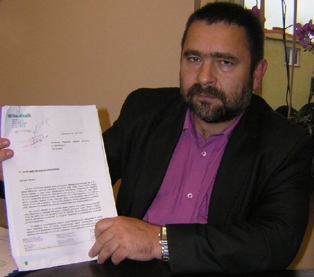 Wójt Piekoszowa, Tadeusz Dąbrowa pokazuje pismo i wynika badań, przeprowadzone przez zakład Nordkalk. 