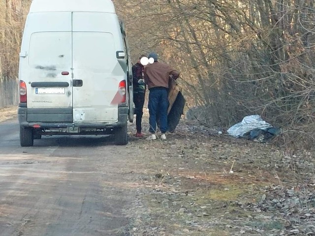 Sprawy zaśmiecania lasu wzdłuż drogi w gminie Pniewy zostali ukarani mandatem i już posprzątali odpady, które wcześniej wyrzucili.