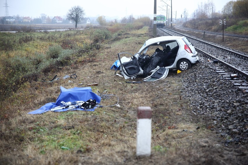 Zderzenie z pociągiem w Czarnowcu. Zginęła pasażerka hyundaia [NOWE ZDJĘCIA]