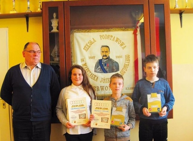 Uczniów klasy VI do mistrzostw przygotowywał Wojciech Nodzewski, nauczyciel matematyki.