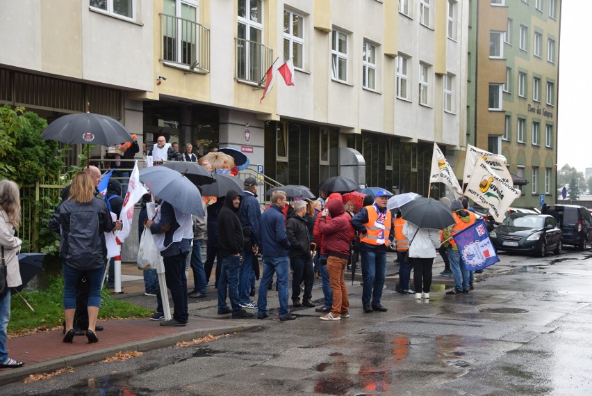 Protest hutników pod Sądem Rejonowym w Częstochowie: Chcemy inwestora, nie likwidatora ZDJĘCIA