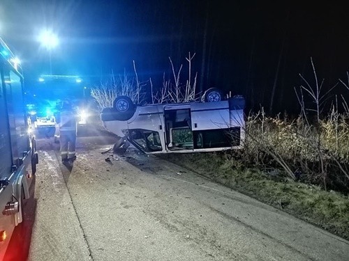 Wólka-Folwark. Wypadek drogowy, auto w płomieniach, dwie osoby ranne, 2.02.2020. Sprawca uciekł, policja szuka świadkó