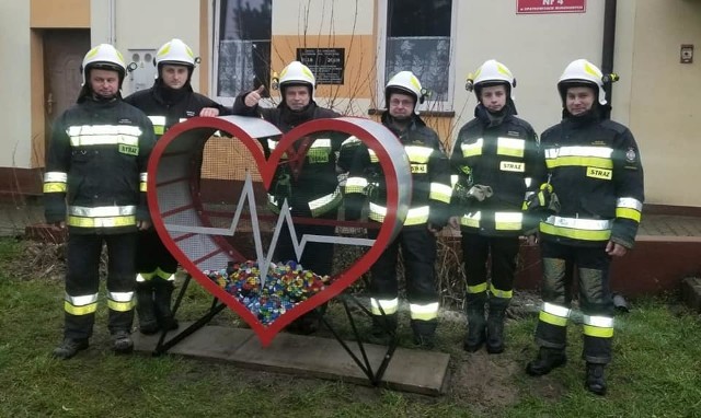 Strażacy z Ochotniczej Straży Pożarnej w Opatkowicach Murowanych wykonali metalowe serce na plastikowe nakrętki.