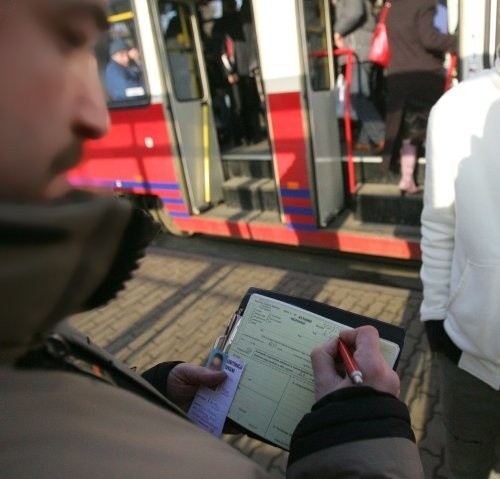 - Rekordzistę złapaliśmy w ciągu roku 41 razy. Jest nam winien prawie 4,5 tys. złotych - mówi Sebastian Ignor, zajmujący się w ZDiTM windykacją.