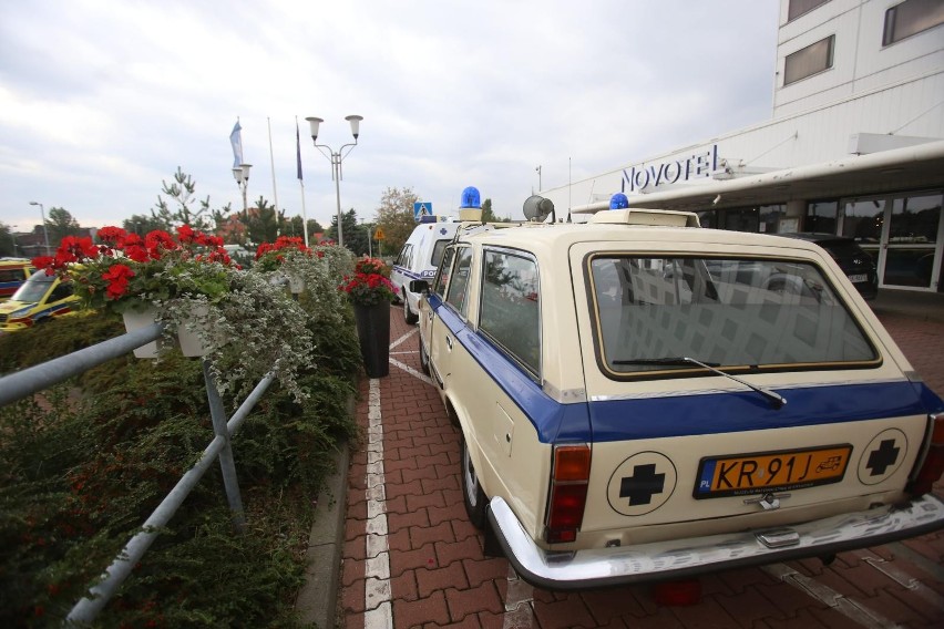 Zabytkowe karetki pogotowia pod hotelem Novotel