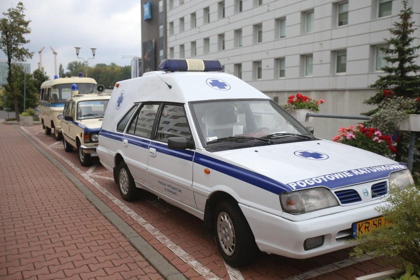 Zabytkowe karetki pogotowia pod hotelem Novotel