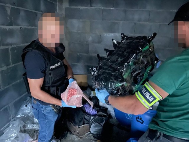 Policjanci złapali sprawcę na gorącym uczynku, zabezpieczając ponad 150 kg narkotyków.