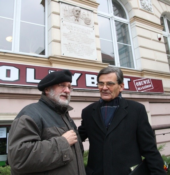 Mario von Matuschka (z prawej) serdecznie podziękował Adolfowi Panitzowi, który wykonał piękną płaskorzeźbę starosty.