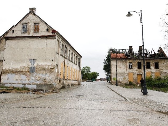 Dawna fabryka przy ul. Kijowskiej 1 (z lewej) należy w połowie do gminy, a w połowie - do prywatnego właściciela. Właścicielem stojącego na przeciwko budynku z numerem 2 jest zaś w całości miasto.