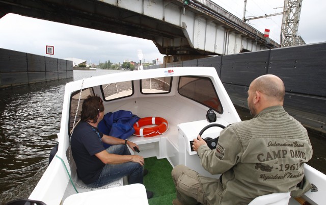 Szczecin: Łódź za 50 złotychŁodzie wyposażone są w mapy Międzyodrza, na których zaznaczono wszystkie dostępne szlaki. Jednostki mają wbudowany system GPS. Nie ma więc zagrożenia, że ktoś zabłądzi.