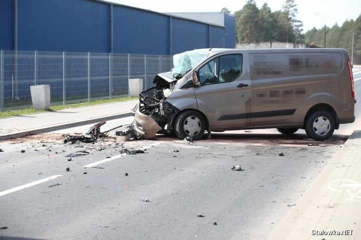 Wypadek w Stalowej Woli z udziałem zestawu ciężarowego. Jedna osoba została ranna (ZDJĘCIA) 