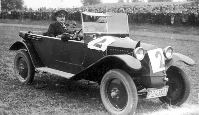 Na zdjęciu wyścig samochodowy zorganizowany przez Automobilklub Wielkopolski na torze wyścigowym Ławica - 1929 rok.Przejdź do kolejnego zdjęcia --->