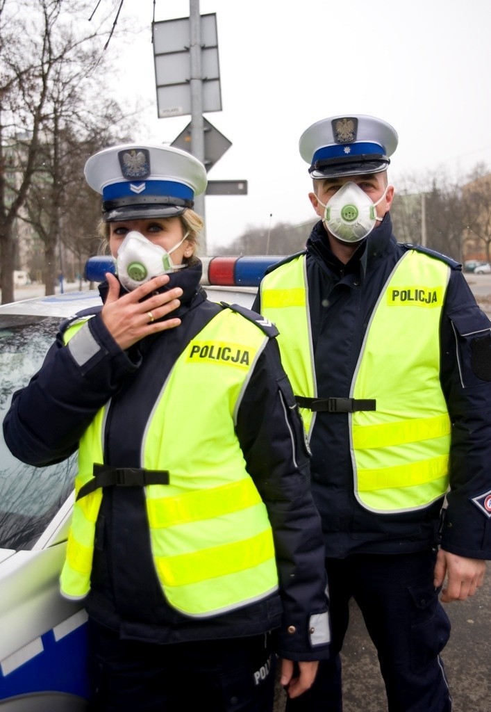 Małopolscy policjanci zostali wyposażeni w maseczki antysmogowe [ZDJĘCIA]