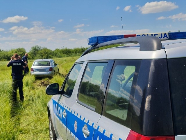 Kierowca zatrzymał się dopiero po blisko 40 kilometrach, kiedy jego auto ugrzęzło na podmokłym terenie w rejonie Giełczyna