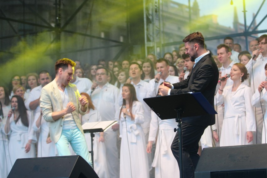 Kuba Badach na scenie w czasie Koncertu Chwały w Lublinie