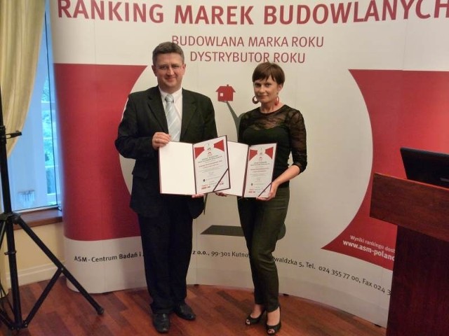 Paweł Arabas, product manager oraz Katarzyna Skiba, specjalista Biura Promocji i Reklamy z pamiątkowymi dyplomami.