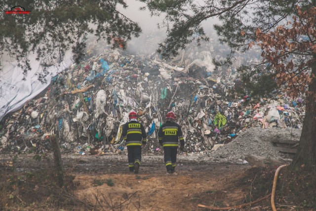 Dziś zakończyła się akcja gaśnicza na składowisku opon i odpadów sztucznych w Żorach. WIOŚ oraz mieszkańcy z niepokojem czekają na wyniki badań powietrza, gleby i wód.