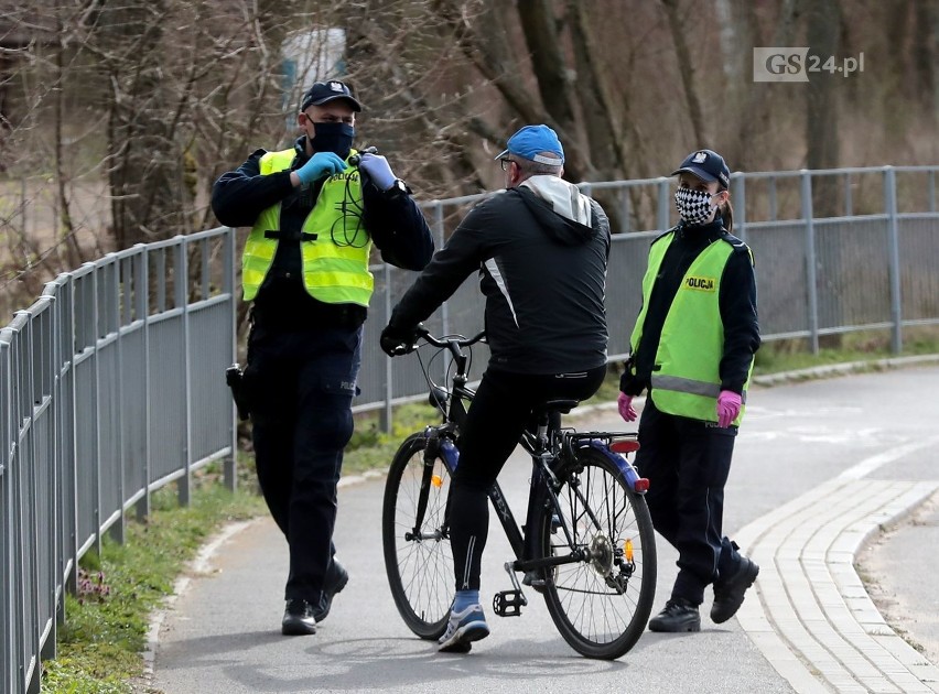 Policjanci na koniach, żandarmeria. Pilnują parków i lasy w Szczecinie. Jest zakaz wstępu - 05.04.2020