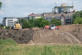 Poznań: Budowa trasy tramwajowej na Naramowice. Trzeba liczyć się z ciągłymi zmianami w ruchu i na parkingach. Zobacz najnowsze zdjęcia