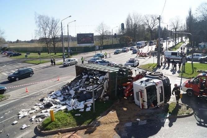 Groźny wypadek w centrum Słupska. Przewróciła się ciężarówka [ZDJĘCIA]