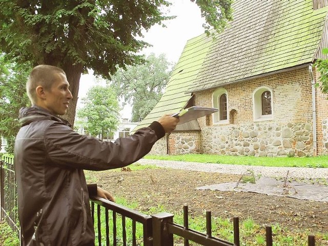 Po przykościelnym terenie, już po zakończeniu prac, oprowadza nas Wojciech Szefner z sulechowskiej uczelni. - Efekty pracy będą zauważalne za jakiś czas, gdy rośliny odbiją od ziemi - mówi.