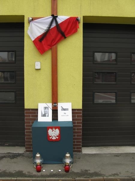 W niedzielę w południe przed budynkiem Komendy Państwowej Straży Pożarnej w Lipsku przy ulicy Partyzantów. odbył się uroczysty apel poświęcony pamięci prezydenta Lecha Kaczyńskiego i wszystkich ofiar katastrowy