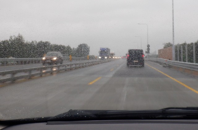 W warunkach zmniejszonej widoczności podstawą bezpieczeństwa na drodze są prawidłowo ustawione światła