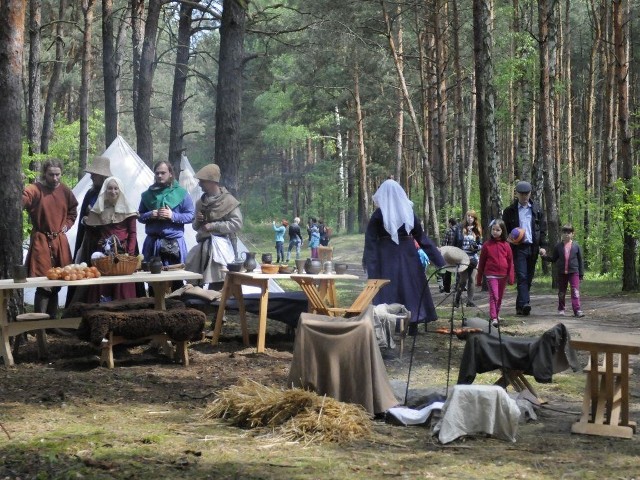 Majówka z Historią w Myślęcinku - rycerze rozbili średniowieczny obóz