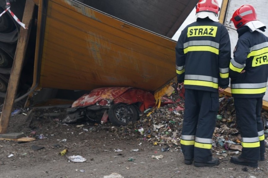 Wypadek ciężarówki i samochodu osobowego przy Plejadzie w...