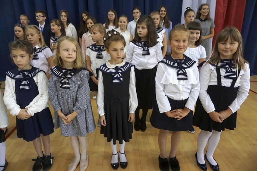 Dzieci wesoło wbiegły do szkoły! Miasto oficjalnie zainaugurowało nowy rok szkolny. Zobacz zdjęcia