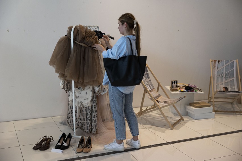 Moda z drugiej ręki, malowanie odzieży, customizacja… W Krakowie trwa kolejna odsłona targów vintage