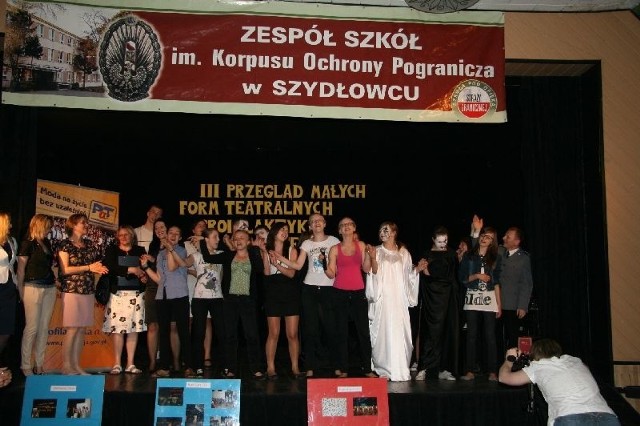 Laureaci  z organizatorami Przeglądu Małych Form Teatralnych Profilaktyka a Teatr.
