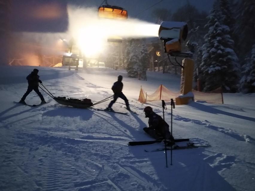 Goprowcy ćwiczyli na stacji narciarskiej Ski Arena w...