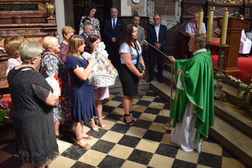 Ksiądz Marian Fatyga pożegnał się z parafianami ze Skalbmierza. Po 16 latach posługi. Nie obyło się bez wzruszeń i łez... Zobaczcie zdjęcia