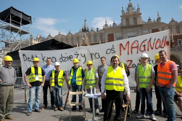 Podwykonawcy osiedla Magnolia protestowali na Rynku Głównym