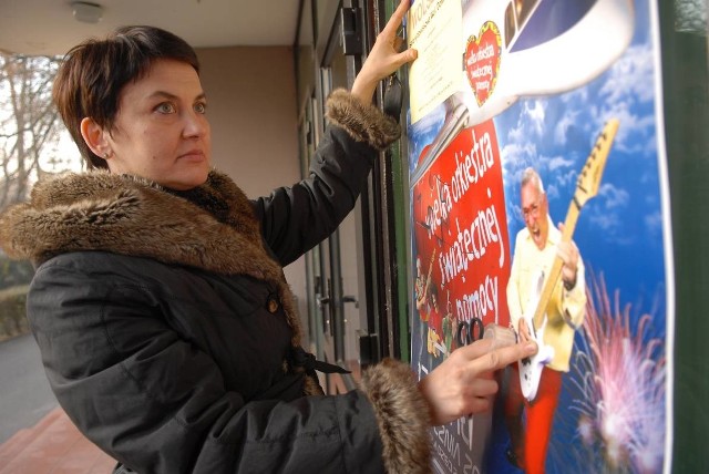 Bliższe informacja na temat koncertu Wielkiej Orkiestry Świątecznej Pomocy można znaleźć na plakatach rozwieszonych na mieście. Pierwszy z nich zawiesza właśnie Beata Krajewska z domu kultury.